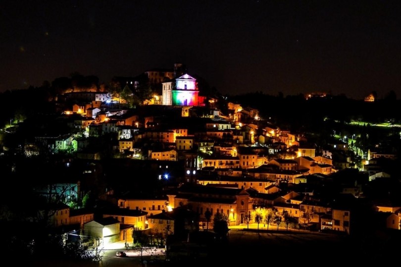 Il tricolore svetta sulle colline del Monferrato